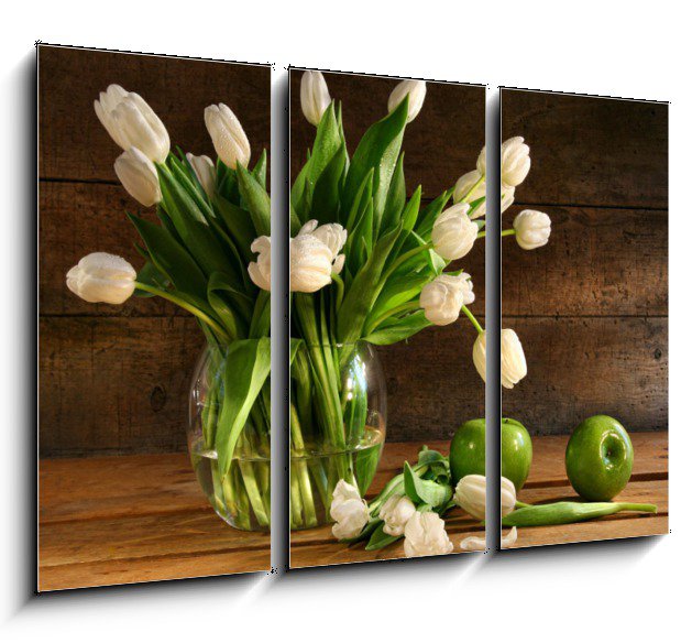 Skleněná váza s bílými tulipány