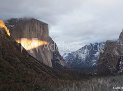 Fototapeta vliesov 270 x 200, 100676210 - lit the tunnel view winter - zaplil zimn pohled na tunel