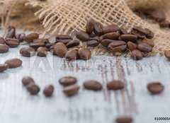 Fototapeta pltno 240 x 174, 100905478 - Coffee beans lying on the table  - Kvov zrna lec na stole