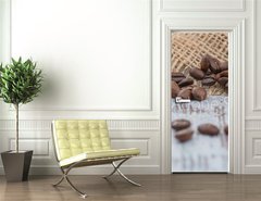 Samolepka na dveře fólie 90 x 220, 100905478 - Coffee beans lying on the table - Kávová zrna ležící na stole