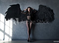 Fototapeta papr 160 x 116, 107103737 - Fallen black angel with wings. Sexual woman - Padl ern andl s kdly. Sexuln ena