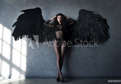 Fototapeta papr 184 x 128, 107103737 - Fallen black angel with wings. Sexual woman - Padl ern andl s kdly. Sexuln ena