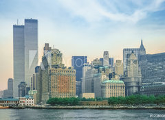 Samolepka flie 100 x 73, 123800643 - New York City skyline from New Jersey with World Trade Center featured as landmark of the Twin Towers. Lower Manhattan in NYC, United States. - Panorma New Yorku z New Jersey se Svtovm obchodnm centrem pedstavovanm jako orientan bod Twin Towers. Doln Manhattan v New Yorku, Spojen stty americk.