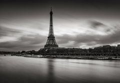 Samolepka flie 145 x 100, 125899767 - Sunrise on the Eiffel Tower and Seine River in winter in Black & White. Port de Suffren, Grenelle, 15th and 7th Arrondissements of Paris, France - Vchod slunce na Eiffelovu v a eku Seinu v zim v ernm