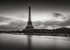 Fototapeta pltno 160 x 116, 125899767 - Sunrise on the Eiffel Tower and Seine River in winter in Black & White. Port de Suffren, Grenelle, 15th and 7th Arrondissements of Paris, France - Vchod slunce na Eiffelovu v a eku Seinu v zim v ernm