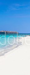 Samolepka na dveře fólie 90 x 220, 133424507 - Panorama of wide sandy beach on a tropical island in Maldives - Panorama široké písečné pláže na tropickém ostrově na Maledivách