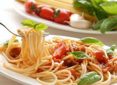 Fototapeta100 x 73  Fork with pasta and basil, 100 x 73 cm