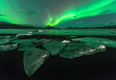 Samolepka flie 145 x 100, 209731470 - A beautiful green and red aurora dancing over the Jokulsarlon lagoon, Iceland - Krsn zelen a erven aurora tanc nad lagunou Jokulsarlon, Island