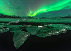 Fototapeta papr 160 x 116, 209731470 - A beautiful green and red aurora dancing over the Jokulsarlon lagoon, Iceland