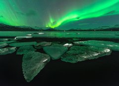 Fototapeta papír 254 x 184, 209731470 - A beautiful green and red aurora dancing over the Jokulsarlon lagoon, Iceland - Krásná zelená a červená aurora tančící nad lagunou Jokulsarlon, Island
