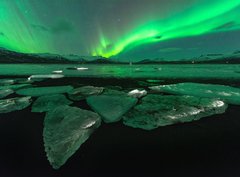 Fototapeta pltno 330 x 244, 209731470 - A beautiful green and red aurora dancing over the Jokulsarlon lagoon, Iceland