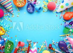Fototapeta pltno 240 x 174, 209760617 - Birthday party caps, blowers and candles on blue background - epice k narozeninm, dmychadla a svky na modrm pozad