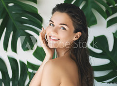 Fototapeta papír 360 x 266, 217474275 - Portrait of young and beautiful woman with perfect smooth skin in tropical leaves - Portrét mladé a krásné ženy s dokonalou hladkou pokožkou v tropických listech