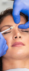 Samolepka na dveře fólie 90 x 220, 225081708 - Close up of beautician experts hands injecting botox in female forehead.