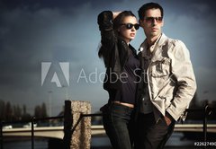 Samolepka flie 145 x 100, 22627490 - Attractive young couple wearing sunglasses - Atraktivn mlad pr nos slunen brle