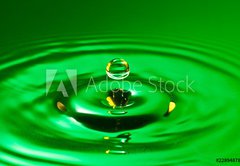 Samolepka flie 145 x 100, 22894878 - tranquility conceptual. green droplet splash in a water - klid koncepn. zelen kapka ve vod