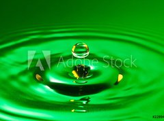Samolepka flie 270 x 200, 22894878 - tranquility conceptual. green droplet splash in a water - klid koncepn. zelen kapka ve vod