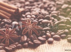 Samolepka flie 100 x 73, 232714184 - Aromatic roasted coffee beans and anis or badian, sticks of natural cinnamon on  background close up - Aromatick praen kvov zrna a anzu nebo badiana, tyinky prodn skoice na pozad zblzka