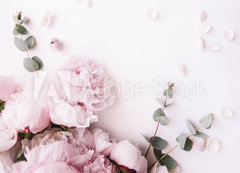 Samolepka fólie 200 x 144, 235909172 - Beautiful, tender fresh blossoming aromatic pink Peony flowers and eucalyptus branches on the white background, top view, flat lay - Krásné, něžné čerstvé kvetoucí aromatické růžové květy pivoky a eukalyptové větve na bílém pozadí, pohled shora, ploché rozložení