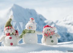 Fototapeta vliesov 100 x 73, 26166286 - Happy snowmans in mountain