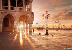 Fototapeta pltno 174 x 120, 261752834 - San Marco in Venice, Italy at a dramatic sunrise