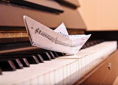 Fototapeta pltno 240 x 174, 26458857 - The piano and paper toy-ship