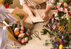 Samolepka flie 145 x 100, 266667837 - Florist writing in notebook at table - Kvtinstv psan v poznmkovm bloku u stolu