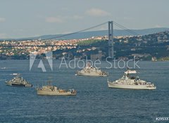 Fototapeta100 x 73  Kriegsschiffe auf dem Bosporus, 100 x 73 cm