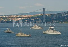 Fototapeta145 x 100  Kriegsschiffe auf dem Bosporus, 145 x 100 cm