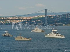 Fototapeta270 x 200  Kriegsschiffe auf dem Bosporus, 270 x 200 cm