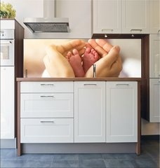 Fototapeta do kuchyn flie 180 x 60, 305703618 - baby foots in hands on sunshine light