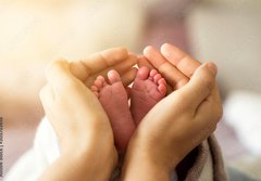 Fototapeta papr 184 x 128, 305703618 - baby foots in hands on sunshine light