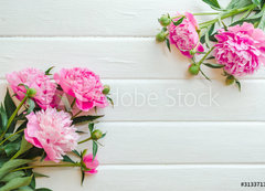 Samolepka flie 200 x 144, 313371368 - Pink peony flowers on white wooden table. womans day or wedding background. Top view. - Kvty rov pivoky na blm devnm stole. Zenske den nebo svatebn pozad. Pohled shora.