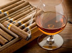 Samolepka flie 100 x 73, 34951476 - cuban cigar and cognac on wood background - kubnsk doutnk a koak na devnm pozad