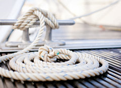 Fototapeta pltno 160 x 116, 35006836 - Mooring rope with a knotted end tied around a cleat. - Kotvc lano se zauzlenm koncem uvzanm kolem zaklnadla.