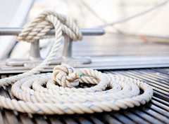 Fototapeta pltno 330 x 244, 35006836 - Mooring rope with a knotted end tied around a cleat. - Kotvc lano se zauzlenm koncem uvzanm kolem zaklnadla.