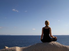 Samolepka flie 100 x 73  girl sitting on rock over ocean, 100 x 73 cm