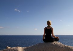 Fototapeta vliesov 145 x 100, 35709780 - girl sitting on rock over ocean - dvka sed na skle nad ocenem