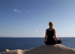 Fototapeta pltno 160 x 116, 35709780 - girl sitting on rock over ocean - dvka sed na skle nad ocenem