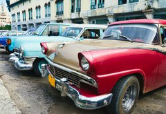 Fototapeta145 x 100  Havana, Cuba. Street scene with old cars., 145 x 100 cm