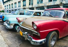 Fototapeta184 x 128  Havana, Cuba. Street scene with old cars., 184 x 128 cm