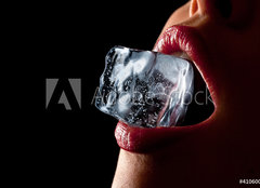 Fototapeta papír 160 x 116, 41060022 - Ice cube in woman - Kostka ledu u ženy