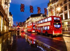 Fototapeta pltno 240 x 174, 42491126 - Red Bus on the Rainy Street of London in the Night, United Kingd - erven autobus na detiv ulici v Londn v noci, United Kingd
