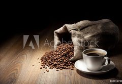 Fototapeta vliesov 145 x 100, 42711739 - Coffee cup with burlap sack of roasted beans on rustic table - Kvov lek s pytlovm pytlem praench fazol na rustiklnm stole