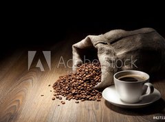 Fototapeta papr 360 x 266, 42711739 - Coffee cup with burlap sack of roasted beans on rustic table - Kvov lek s pytlovm pytlem praench fazol na rustiklnm stole