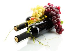 Fototapeta vliesov 100 x 73, 44046093 - bottles of wine and ripe grapes isolated on white - lhve vna a zral hrozny izolovanch na blm