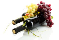 Samolepka flie 145 x 100, 44046093 - bottles of wine and ripe grapes isolated on white - lhve vna a zral hrozny izolovanch na blm