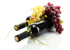 Samolepka flie 200 x 144, 44046093 - bottles of wine and ripe grapes isolated on white - lhve vna a zral hrozny izolovanch na blm