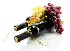Fototapeta papr 360 x 266, 44046093 - bottles of wine and ripe grapes isolated on white