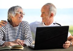 Samolepka flie 145 x 100, 46296780 - Senior couple in the garden with laptop and book - Senior pr v zahrad s notebookem a knihou